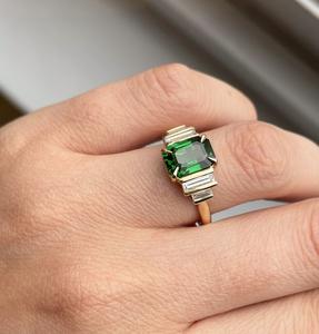 แหวนหมั้นเพชร CZ สีเขียวทรงเอเมอรัลด์ ตัวเรือนทองคำขาว 14K ประดับเพชรทรงบาแกตต์ด้านข้าง แหวนแต่งงานสุดหรูสำหรับเจ้าสาว - Product Image 4