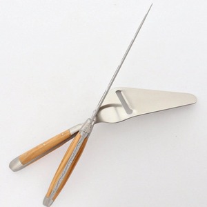 Servez vos tranches de fromage avec élégance grâce à cet ensemble de spatules à fromage au design moderne, en acier inoxydable de qualité supérieure, finition miroir. - Product Image 1