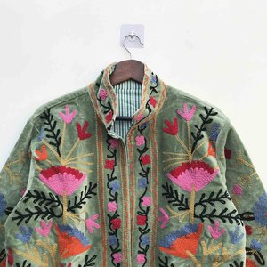 Veste en velours Suzani faite à la main, broderie florale, manteau bohème, ethnique, hiver, veste pour femme, vêtement vintage fait main - Product Image 3