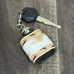 Nouvelle mini bouteille de poche mignonne en cuir véritable repoussé, style occidental, avec porte-clés en cuir de vachette et étui en cuir, idéale comme article cadeau - Product Image 4