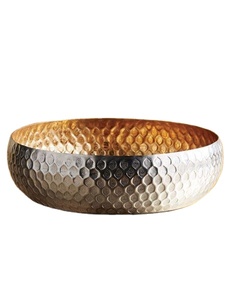 Tazón decorativo plateado martillado con interior dorado, elegante tazón de metal para decoración del hogar, procedente de la India, en venta. - Product Image 1