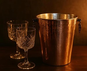 Elegante Cubitera de Cobre Puro Martillado con Asas Dobles, Enfriador Decorativo de Champán para Uso en Hoteles, Restaurantes y Bares - Product Image 4