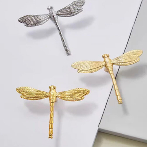 Pomos de latón con diseño de libélula dorada, tiradores de lujo únicos para gabinetes, cajones y vinotecas - Product Image 1