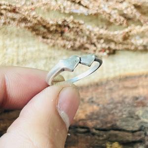 Anillo minimalista de doble corazón en plata de ley 925, anillo delicado para mujer, regalo para ella, amor. - Product Image 2