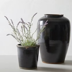 Vase en céramique design, décoration élégante pour la maison, vase à fleurs en céramique émaillée pour un design intérieur raffiné - Product Image 3