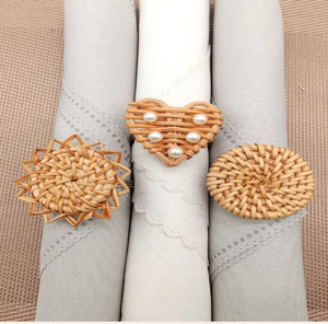 Anillos para servilletas de mimbre tejidos a mano en diseños de rayos de sol, corazones con perlas y formas geométricas ovaladas, disponibles a precios de mayorista. - Product Image 1