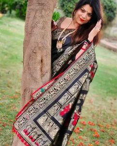 Sari en soie de créateur fabriqué en Inde avec pallu contrastant, idéal pour les festivals traditionnels, les mariages et les soirées, disponible à la vente - Product Image 5