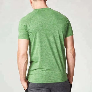 เสื้อยืดแขนสั้นทรงสปอร์ตสีเขียวสำหรับผู้ชาย เหมาะสำหรับออกกำลังกาย วิ่ง เล่นกีฬา เนื้อผ้าเบาสบาย ระบายอากาศได้ดี สวมใส่สบายๆ ได้ทุกโอกาส - Product Image 2