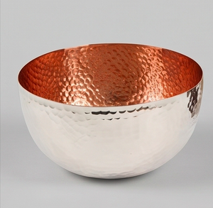 Bol en métal martelé fait main, intérieur en cuivre, design moderne, vaisselle pour offrir et pour la cuisine - Product Image 1