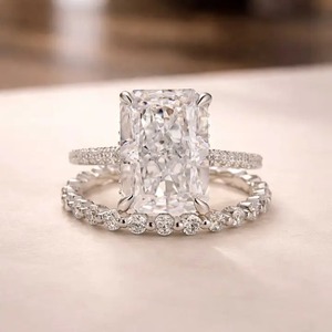 Bague de fiançailles luxueuse en argent sterling 925 avec moissanite taille radiant de 7,0 carats, halo caché et alliance classique plaquée or à taille complète - Product Image 6