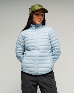 Chaqueta de invierno acolchada personalizada para mujer, ropa informal premium para exteriores, a prueba de viento, con cierre de cremallera y bolsillos laterales. - Product Image 1