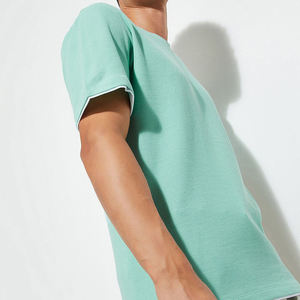 เสื้อยืดคอกลมแขนสั้นผู้ชาย ผ้าวาฟเฟิลเนื้อนุ่ม สีพื้น สวมใส่สบาย ทรงปกติ สีเทา ระบายอากาศได้ดี โลโก้ด้านหน้า น้ำหนัก 180 กรัม ผ้าฝ้าย 100% - Product Image 3
