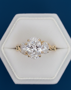 Anillo de Diamante Ovalado de 3.50CT Cultivado en Laboratorio, VVS2 F, Certificado IGI, Oro Amarillo de 14K, Anillo de Compromiso de Tres Piedras, Venta al Por Mayor - Product Image 1