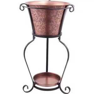 ถังแช่เครื่องดื่มโลหะทองแดงสลักลายหรูหรา พร้อมขาตั้ง ถังน้ำแข็งสำหรับไวน์และเครื่องดื่มอื่นๆ ใช้ได้ทั้งแบบตั้งพื้นและแบบมีขาตั้ง เหมาะสำหรับบาร์ที่บ้านหรืองานปาร์ตี้ - Product Image 1
