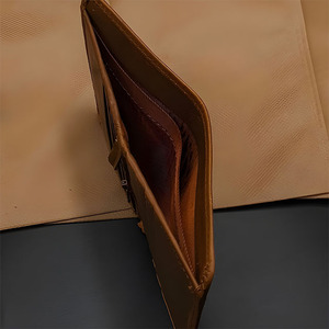 Portefeuilles verticaux en cuir marron pour hommes, avec fermeture éclair centrale, compartiments pour pièces de monnaie, compartiment pour billets, coutures simples et soignées, article professionnel, logo personnalisé - Product Image 3