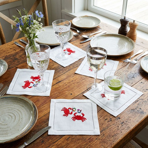 Serviettes de cocktail brodées avec des crabes rouges amusants, en coton blanc, avec ourlet festonné, sous-verres carrés - Product Image 2