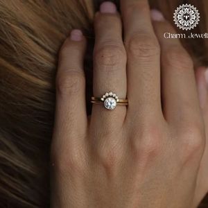 Bague de fiançailles classique en moissanite plaqué or jaune et argent pour femme, taille coussin, sertie à griffes, style couronne, certifiée IGI - Charm_Jewells - Product Image 5