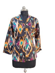 Chemisier en satin floral noir élégant pour femmes avec manches longues boutonné Noir Blossom Silk-Feel Top Sexy ODM Garden Print Shirt - Product Image 5