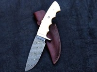 Couteau de chasse et de camping industriel artisanal à lame fixe, en acier Damas, avec manche en os, pleine tige, pointe tombante