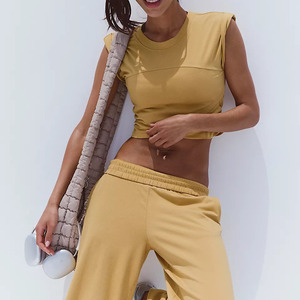Conjunto Deportivo Transpirable de Punto para Mujer, Top Corto sin Mangas Amarillo y Pantalones Holgados, Conjunto Deportivo para Primavera/Verano - Product Image 4