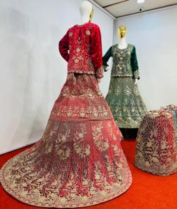 Top court en velours Lehenga avec travail lourd complet en pierres Jarkan et traîne longue Mahamantra, robe de mariée de luxe dans des tons de mariage - Product Image 3
