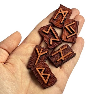 Ensemble de pierres runiques vikings en bois avec tapis en cuir, kit de divination Futhark nordique ancien pour la pratique spirituelle - Product Image 5