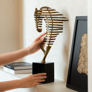 รูปปั้นม้าอะลูมิเนียมงานแฮนด์เมดสไตล์ป๊อปอาร์ตสมัยใหม่ ฐานสีดำ ประดับด้วยงานโลหะสีทอง งานศิลปะรูปสัตว์ สำหรับตกแต่งบ้าน - Product Image 2