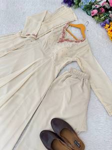 Tissus pour robes en Georgette Fox de qualité supérieure avec détails faits main sur le col et les manches, accompagnés d'un pantalon et d'une dupatta pour la tenue Gotta lampi lece. - Product Image 5