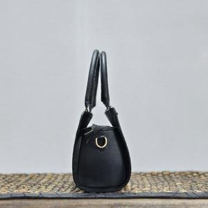 Bolso de Mano de Cuero de Lujo con Diseño de Cuadros Blancos y Negros y Bordado Floral - Product Image 3