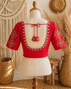 Hermosa blusa con trabajo Zardosi hecho a mano, adornada con perlas y detalles Kardana en toda la prenda. - Product Image 4