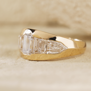 Bague en or jaune massif 14 carats avec diamant de laboratoire taille émeraude 1 carat pour femme, sertie de cinq pierres de luxe à facettes, taille balle sur le côté - Product Image 5