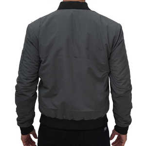 เสื้อแจ็คเก็ตบอมเบอร์สีเทาสำหรับผู้ชาย ดีไซน์ปักลายที่แขนซ้าย ทรงปกติ ปิดด้วยซิป สีพื้น สไตล์ลำลอง เหมาะสำหรับใส่ในฤดูใบไม้ร่วง - Product Image 4