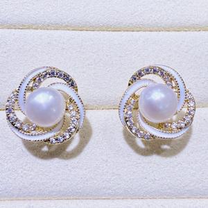 ต่างหูมุกน้ำจืดแท้ทรงเกลียวฝรั่งเศส รุ่นใหม่ ปี 2025 ประดับเพชรซิคอนไล่เฉดสี พรีเมียม เงินแท้ S925 ยี่ห้อ Zhuji - Product Image 1