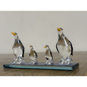 Figura de pingüinos de vidrio soplado a mano, hecha a mano, con temática animal. - Product Image 1