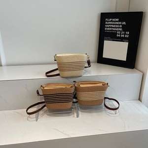 กระเป๋าสะพายทรงถังสานลายทางสีสันตัดกันสไตล์วินเทจสำหรับผู้หญิง  พร้อมซิปปิด สายสะพายเดี่ยว เหมาะสำหรับเดินทางและช้อปปิ้ง - Product Image 1