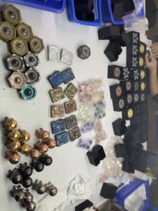 Dés rotatifs en métal 7-en-1 gravés sur mesure, avec plaques interchangeables à motifs fantastiques pour Dungeons & Dragons - Product Image 6