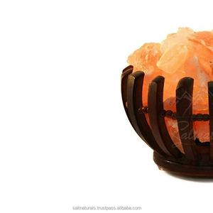 ตะกร้าลวดแบนหิมาลัยธรรมชาติทำด้วยมือตะเกียงเกลือพร้อมก้อนเกลือบนฐานไม้จากปากีสถาน - Product Image 3