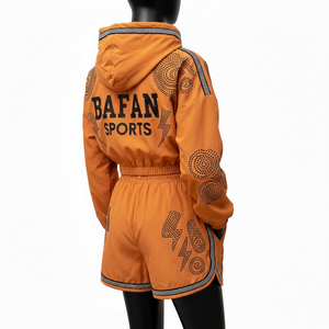 Conjunto de pantalones cortos cortavientos para mujer, tela ligera de poliéster a prueba de viento, top con capucha, pantalones cortos, logotipo personalizado, conjunto de pantalones cortos para mujer, talla grande - Product Image 5