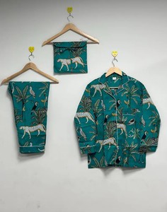 Conjunto de Pijama de Algodón Hecho a Mano con Estampado de Animales de la Selva - Product Image 1
