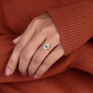 Anillo de compromiso solitario de oro de 14K con diamante ovalado engastado en bisel, joyería nupcial minimalista, fabricante y proveedor mayorista personalizado - Product Image 4