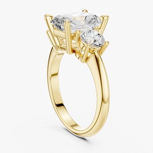Anillo de Compromiso de Oro Amarillo de 9K con Diamante Cultivado en Laboratorio de Corte Radiante de 2.50CT y Tres Piedras Laterales Redondas, Venta al Por Mayor - Product Image 4