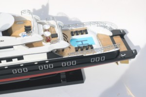 Modèle de yacht moderne en bois artisanal ALFA NERO des îles Cayman, sur pied, pour décoration intérieure, collection ou cadeau d'affaires - Product Image 3