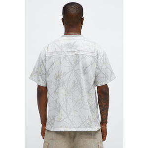 เสื้อยืดตาข่ายสีขาวทรงโอเวอร์ไซส์สำหรับผู้ชาย ลายพิมพ์ คอวี แขนสั้น ระบายอากาศได้ดี สไตล์สตรีท ผลิตจากโพลีเอสเตอร์ 100% - Product Image 2