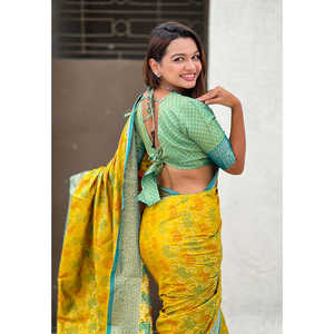 Mehendi Green Soft Silk Zari Woven Bandhani Patola Saree with Contrast Weaves for <b>Club</b> <b>Dress</b>-Up - Product Image 3