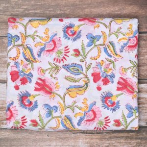 Tela de Algodón Estampada con Bloques Kalamkari Blanca con Diseño Floral Multicolor, Ecológica y de Calidad de Exportación, para Prendas de Vestir y Textiles para el Hogar - Product Image 3