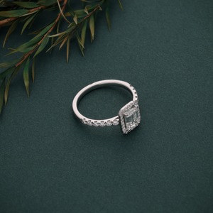 Anillo de Aniversario de Platino 950 con Esmeralda Cultivada en Laboratorio Certificada por IGI y Diamante de Corte Redondo para Hombre y Mujer - Product Image 2