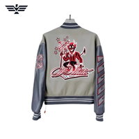 Blouson universitaire gris écologique pour homme avec blocs de couleur, col montant, fermeture éclair, lettres brodées et manches bomber style baseball