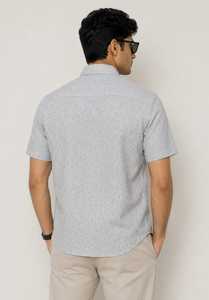 เสื้อเชิ้ตผู้ชายแขนสั้นพิมพ์ลายผ้าฝ้ายป๊อปลินลำลอง ปกคอพับ ป้องกันรอยยับ ติดกระดุมเม็ดเดียว เหมาะสำหรับใส่ในฤดูร้อน - Product Image 4