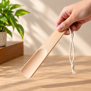Chausse-pied en bois de hêtre naturel fait main avec anse en corde tressée, finition lisse, aide à l'enfilage des chaussures - Product Image 1
