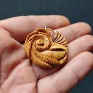 Colgante de Madera Tallado a Mano con Diseño de Pájaro en Espiral, Accesorio de Joyería Artesanal de Madera Natural - Product Image 4